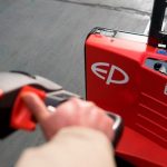 NIKE COLOMBIANA | ¿Cómo prevenir los riesgos más comunes al usar estibadores eléctricos?