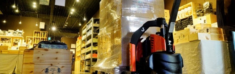 El estibador, el vehículo ideal en el transporte y almacenamiento de pallets